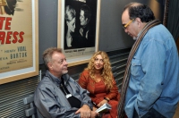 Il cantautore argentino León Gieco con l'attrice Marianne Cotton e, in piedi, il regista argentino Miguel Mato